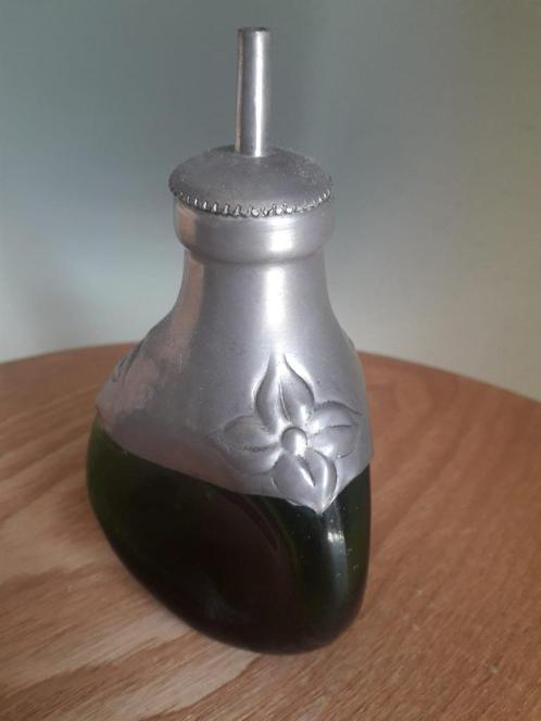 Karafje/olieflesje in groen, een driekantig karafje, Antiek en Kunst, Antiek | Glas en Kristal, Ophalen of Verzenden