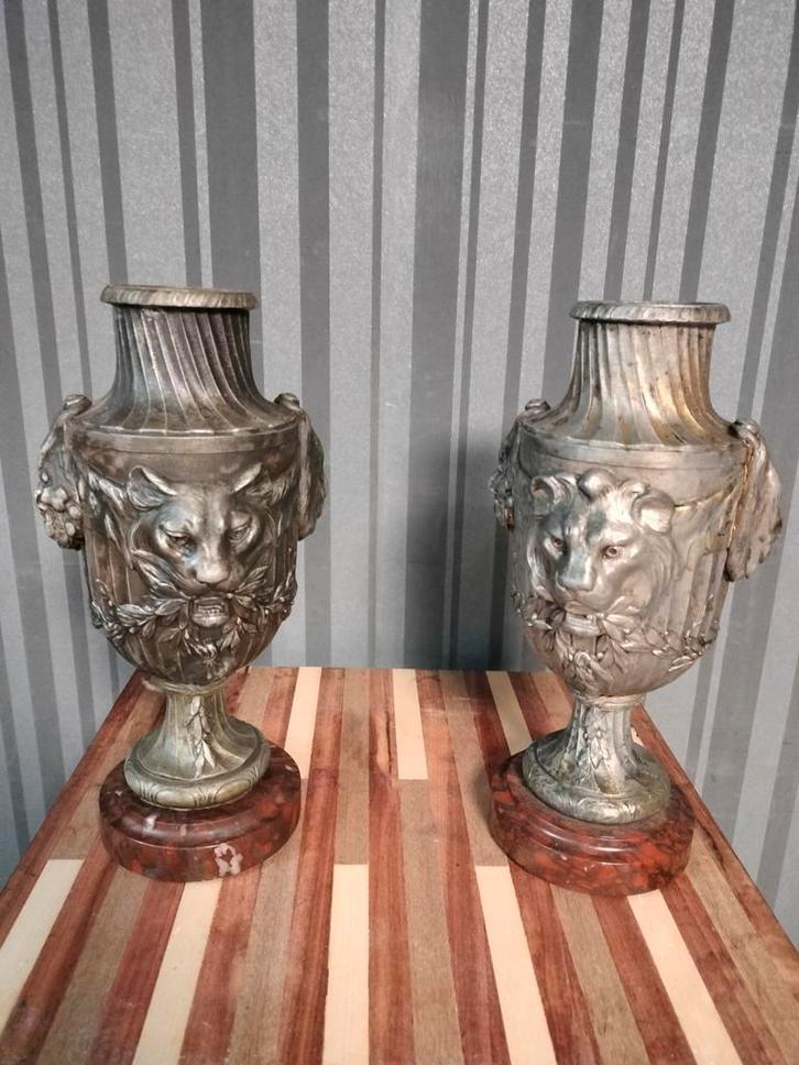 Antieke Franse vazen met leeuwenkoppen metaal legering, Antiek en Kunst, Antiek | Vazen, Ophalen of Verzenden