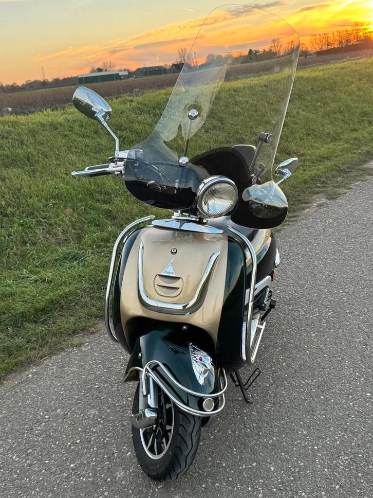 Op zoek naar een mooie retro scooter?, Fietsen en Brommers, Snorfietsen en Snorscooters, Zo goed als nieuw, Vespa, Benzine, Ophalen