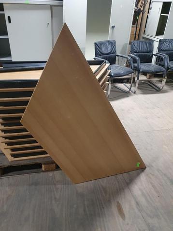 Trapezium vormige kantine tafel - Bruin met zwarte poten beschikbaar voor biedingen