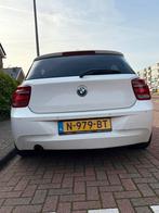 BMW 1-Serie 116i 136PK 5D Aut. 2013 Wit, Auto's, BMW, 65 €/maand, 4 cilinders, Wit, 1200 kg