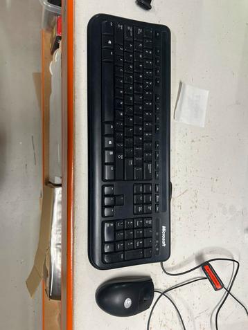 Toetsenbord met muis beschikbaar voor biedingen