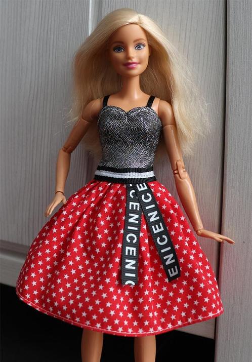 Barbie kleding nieuw - Korte jurk rood zilver en sterretjes, Kinderen en Baby's, Speelgoed | Poppen, Nieuw, Barbie, Ophalen of Verzenden