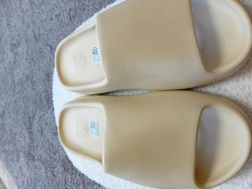 Adidas Yeezy Slide maat 43 beschikbaar voor biedingen