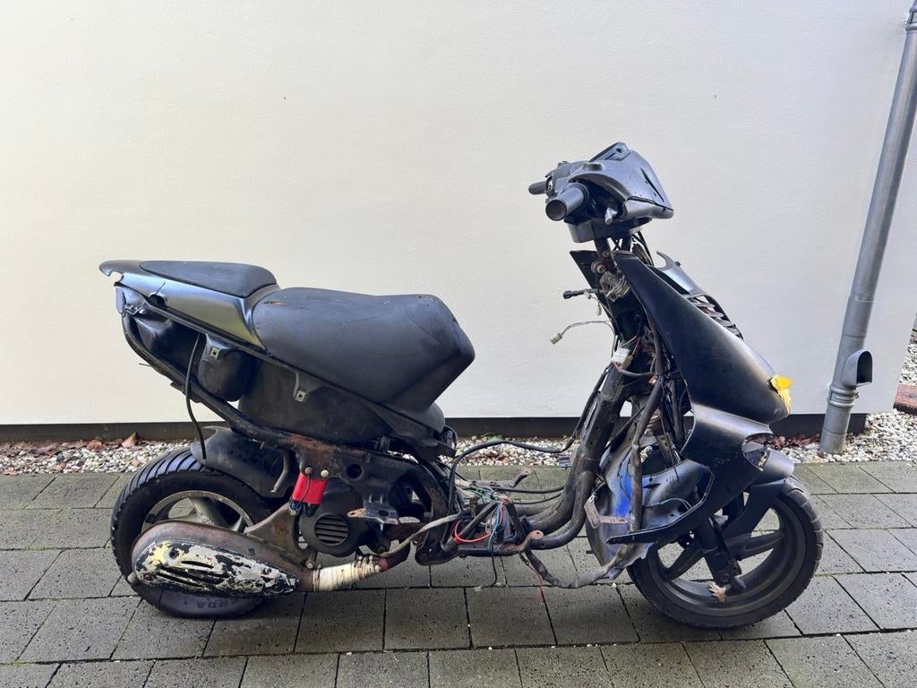 Aprillia sr50 typhoon 70cc blok, Fietsen en Brommers, Scooters | Piaggio, Ophalen of Verzenden, Zo goed als nieuw, Tweetakt, Overige modellen