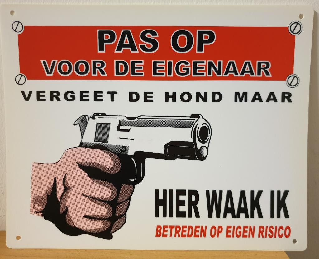 Pas op hier waak ik pistool reclamebord van kunststof deco