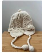 Leuke gebreide muts met pompons, Ophalen of Verzenden, Zo goed als nieuw, One size fits all