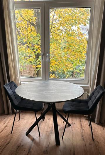 Ronde, grijze eettafel met zwarte poten (Mariedamm) beschikbaar voor biedingen