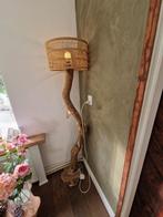 Unieke Houten Vloerlamp met Rotan Kap, Huis en Inrichting, Lampen | Vloerlampen, Ophalen, Rustiek, Hout, Zo goed als nieuw