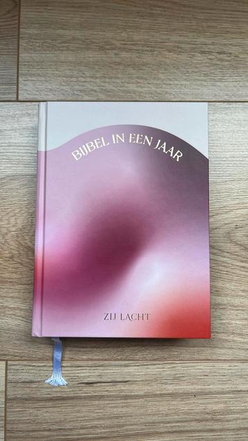 Zij Lacht Bijbel in een jaar beschikbaar voor biedingen