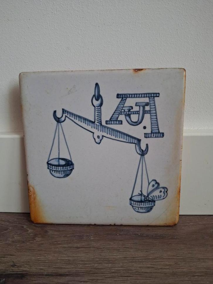 Vintage Spaanse Tegel - Weegschaal Motief, Antiek en Kunst, Antiek | Wandborden en Tegels, Ophalen of Verzenden