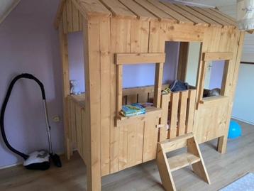 Kinderbed model huisje in nieuwstaat + matras + bodem  beschikbaar voor biedingen