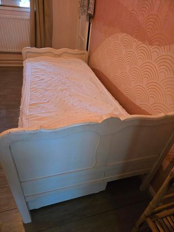 Brocante eenpersoonsbed met nachtkastje en bedladen beschikbaar voor biedingen