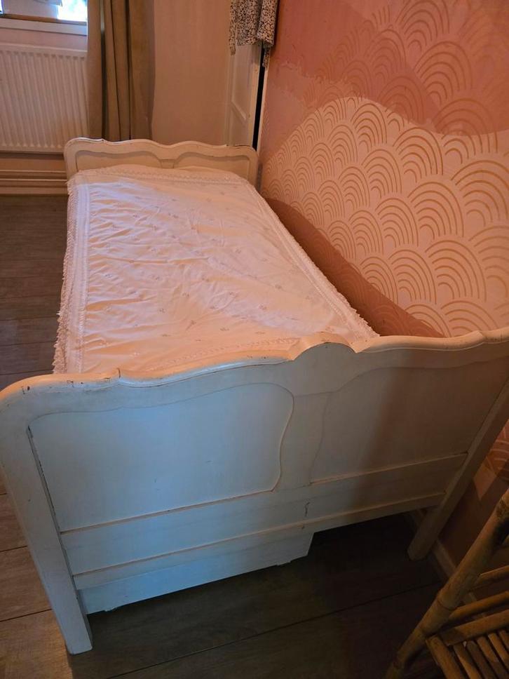 Brocante eenpersoonsbed met nachtkastje en bedladen, Huis en Inrichting, Slaapkamer | Bedden, Gebruikt, Eenpersoons, 90 cm, 200 cm