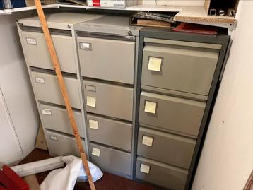 Drie lockerkasten van staal - vintage beschikbaar voor biedingen