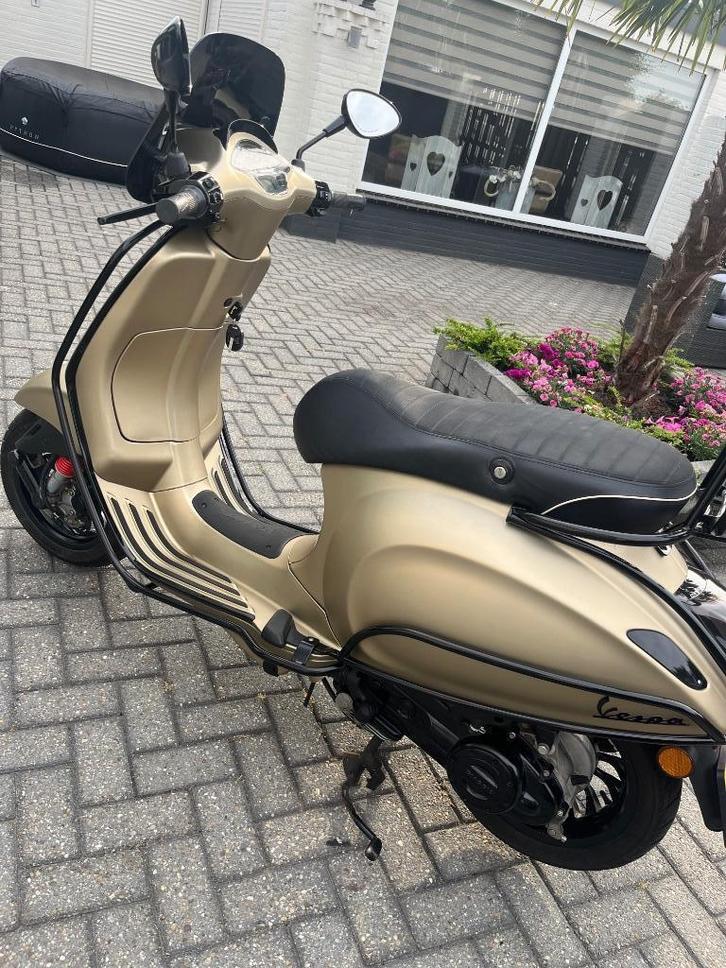 Vespa sprint mercedes gold 2023, Fietsen en Brommers, Scooters | Vespa, Zo goed als nieuw, Benzine, Ophalen