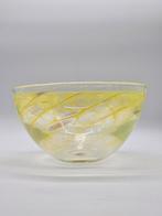 Steninge Slott Schaal - Geel & Lila - Gesigneerd, Antiek en Kunst, Antiek | Glas en Kristal, Ophalen of Verzenden