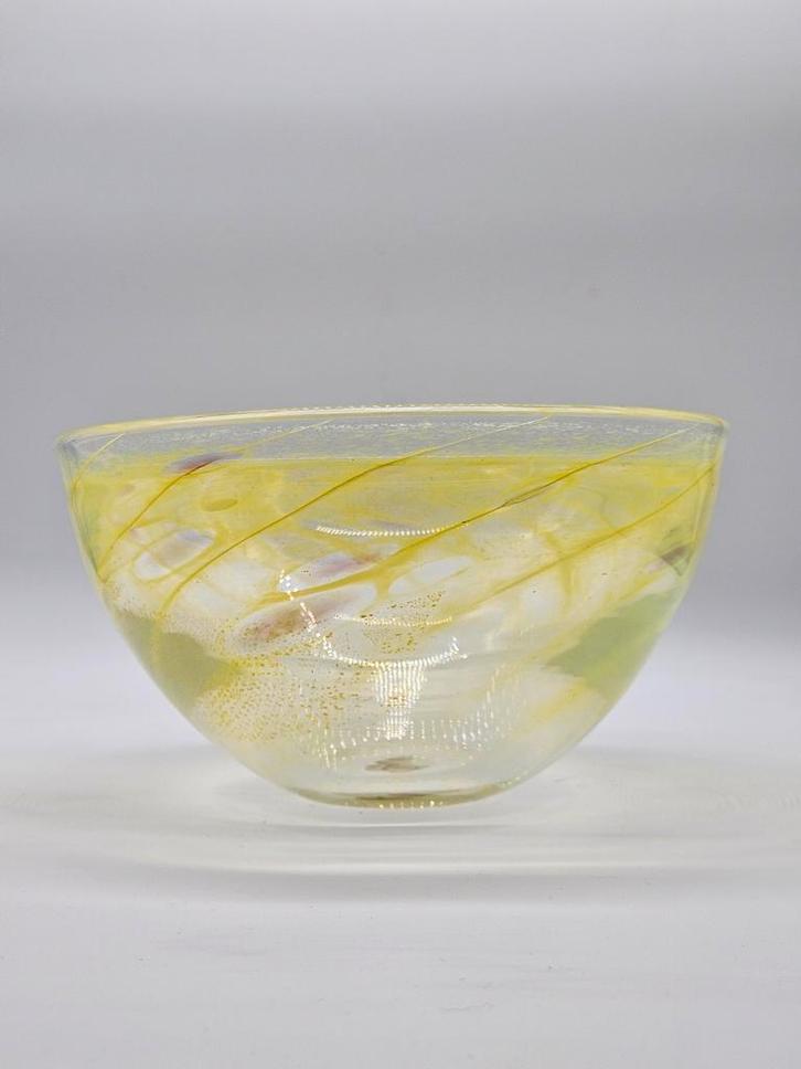 Steninge Slott Schaal - Geel & Lila - Gesigneerd, Antiek en Kunst, Antiek | Glas en Kristal, Ophalen of Verzenden