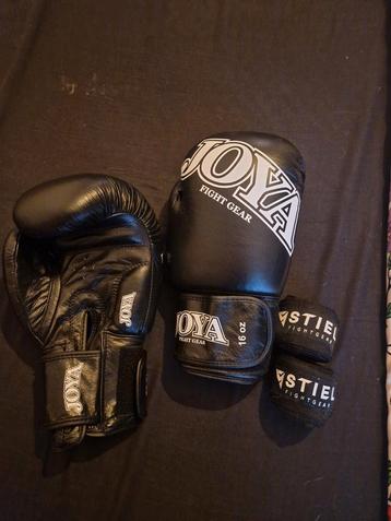 Joya Bokshandschoenen 16 Oz + bandages  beschikbaar voor biedingen