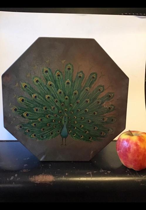 Groot 8-kantig blik met pauw, pauwen er op. Diam. ong. 27 cm, Verzamelen, Blikken, Overige, Overige merken, Ophalen of Verzenden
