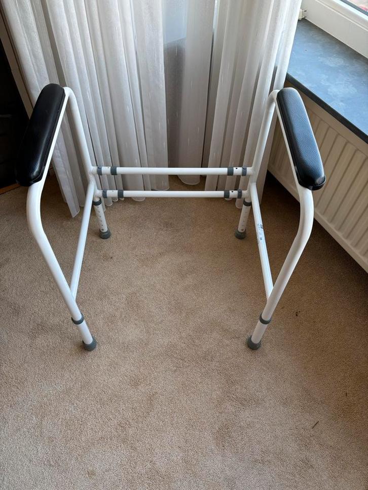 Toiletframe in hoogte en breedte verstelbaat, Diversen, Loopkrukken, Gebruikt, In hoogte verstelbaar, Ophalen of Verzenden