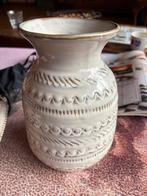 Mooie gave reliëf vaas 22 cm. hoog., Steen, Overige kleuren, Nieuw, Ophalen of Verzenden