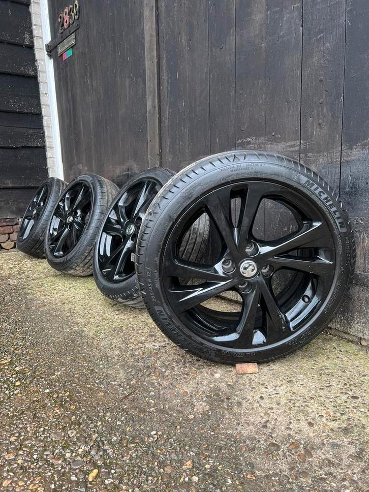 Originele Opel Corsa Velgen 4x108 Michelin 17? zomerset, Auto-onderdelen, Banden en Velgen, Banden en Velgen, Zomerbanden, 17 inch