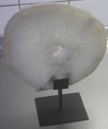 Gepolijste KWARTSAGAAT plak in standaard van 2,6 kilo. beschikbaar voor biedingen