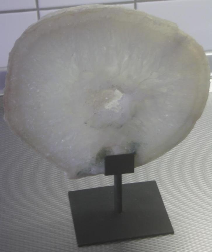 Gepolijste KWARTSAGAAT plak in standaard van 2,6 kilo., Verzamelen, Mineralen en Fossielen, Overige typen, Verzenden