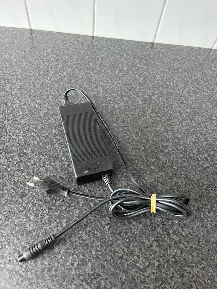 3 pins Li-Ion lader oplader voeding , adapter 42 volt 2 amp., Fietsen en Brommers, Fietsaccessoires | Fietsaccu's, Gebruikt, Ophalen of Verzenden