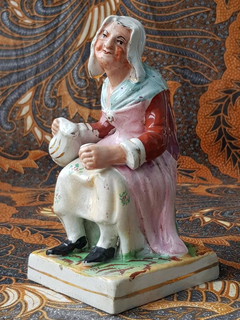 Antiek Engels Staffordshire beeldje van oude vrouw uit 1880., Antiek en Kunst, Ophalen of Verzenden