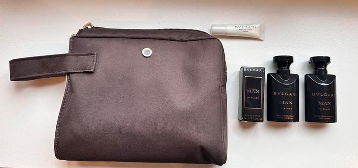 Nieuwe Bvlgari Toilettas met luxe miniaturen - Man in Black, Verzamelen, Parfumverzamelingen, Nieuw, Miniatuur, Gevuld, Ophalen of Verzenden