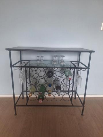 Rustiek Wijnrek met Glasplaat en Flessenhouders beschikbaar voor biedingen