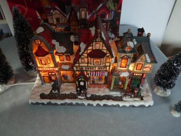 Kerstdorp the sweet shop met licht  en met 3 kerstbomen. beschikbaar voor biedingen