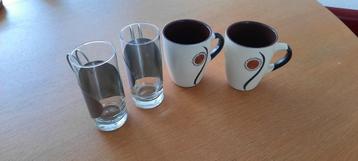 Cappucinomokken en theeglazen beschikbaar voor biedingen