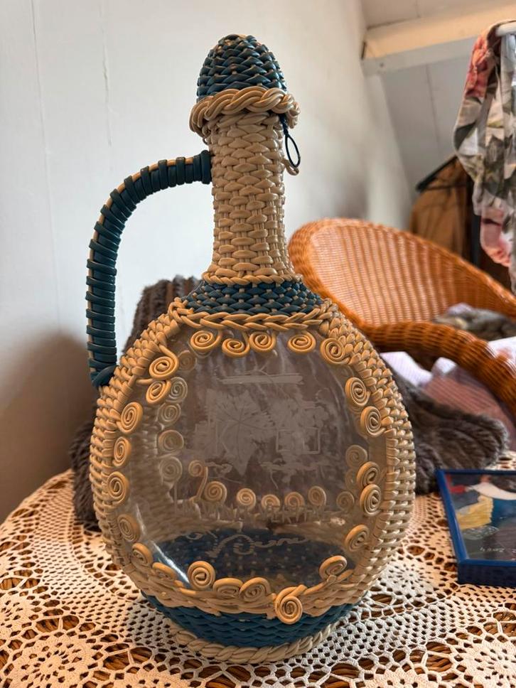 Vintage glazen wijnkaraf met gevlochten omhulsel, Antiek en Kunst, Antiek | Vazen, Ophalen of Verzenden