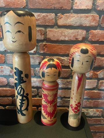 3 zeer grote gesigneerde Kokeshi Japanse poppen beschikbaar voor biedingen