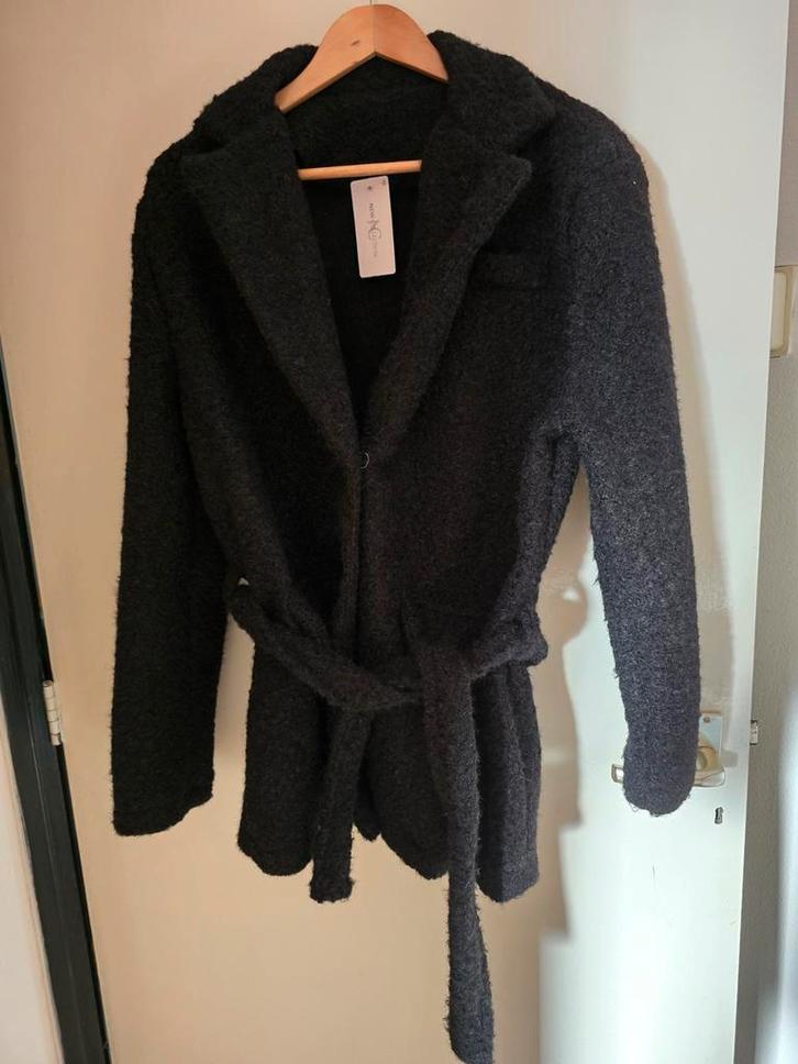 Zwarte jas met riem - Mooie pasvorm, Kleding | Dames, Jassen | Winter, Zo goed als nieuw, Maat 42/44 (L), Zwart, Ophalen of Verzenden