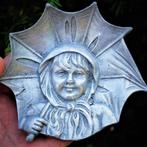 Schaal - Meisje met Paraplu - Aluminium Gestempeld Vintage, Antiek en Kunst, Ophalen of Verzenden