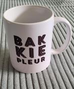MOK wit met zwarte tekst: BAKKIE PLEUR, NIEUW., Nieuw, Ophalen of Verzenden, Overige stijlen, Kop(pen) en/of Schotel(s)