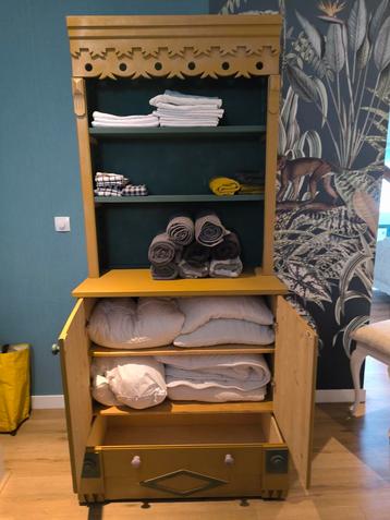 Unieke set: Handgemaakt bedje en commode. beschikbaar voor biedingen