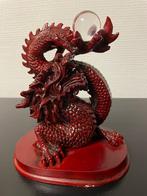 Rode Draak met Kristallen Bol - Decoratief Beeld, Tuin en Terras, Ophalen, Zo goed als nieuw, Kunststof, Dierenbeeld