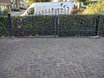 Oerdegelijke zware mooie stalen poort ca 390 cm breed  beschikbaar voor biedingen