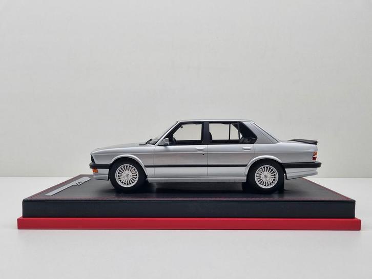 AB Models
Bmw E28 M5
1/60 1:18 Nieuw, Hobby en Vrije tijd, Modelauto's | 1:18, Nieuw, Auto, Ophalen of Verzenden