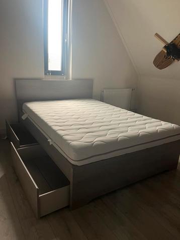 Tweepersoonsbed 207x149cm inc matras 200x140cm