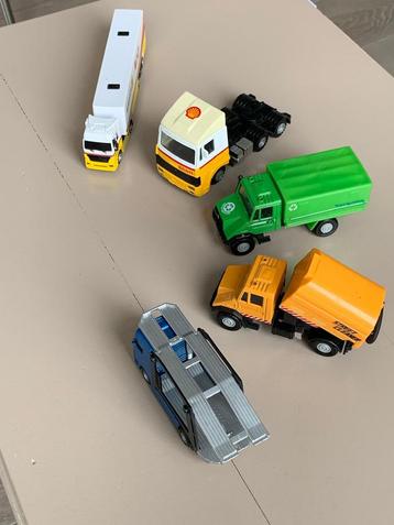 5 vrachtwagens middelgroot beschikbaar voor biedingen
