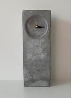 Staande klok beton van Interstil 30x11x6cm, Ophalen of Verzenden, Nieuw, Analoog, Staande klok