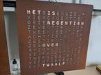 Woordklok, Klok die de tijd weergeeft met woorden., Huis en Inrichting, Woonaccessoires | Klokken, Ophalen of Verzenden, Nieuw