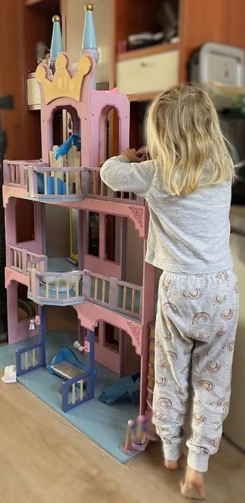 Groot poppenhuis 'Sprookjeskasteel' voor Barbie beschikbaar voor biedingen