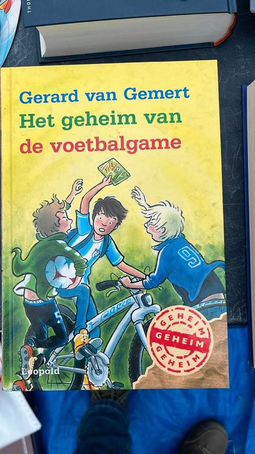 Gerard van Gemert - Het geheim van de voetbalgame, Boeken, Kinderboeken | Jeugd | onder 10 jaar, Zo goed als nieuw, Ophalen of Verzenden